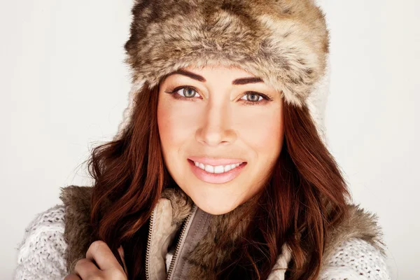 Prachtige roodharige in winter bont hoed — Stockfoto