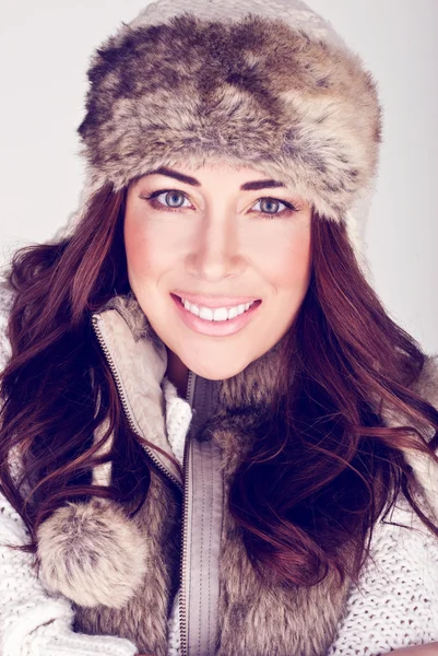 Vackra vinter kvinna i subtila make-up — Stockfoto