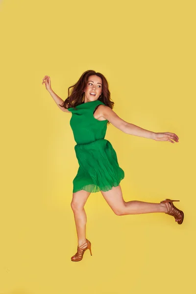 Жінка стрибали для радості — стокове фото