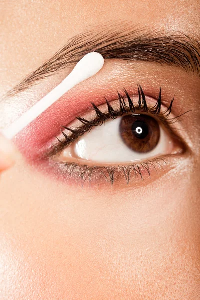 Tillämpa öga makeup öga öppen — Stockfoto