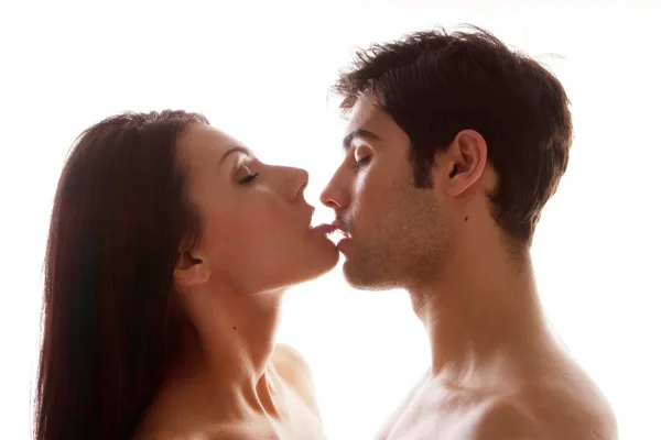 Casal desfrutando beijo erótico — Fotografia de Stock