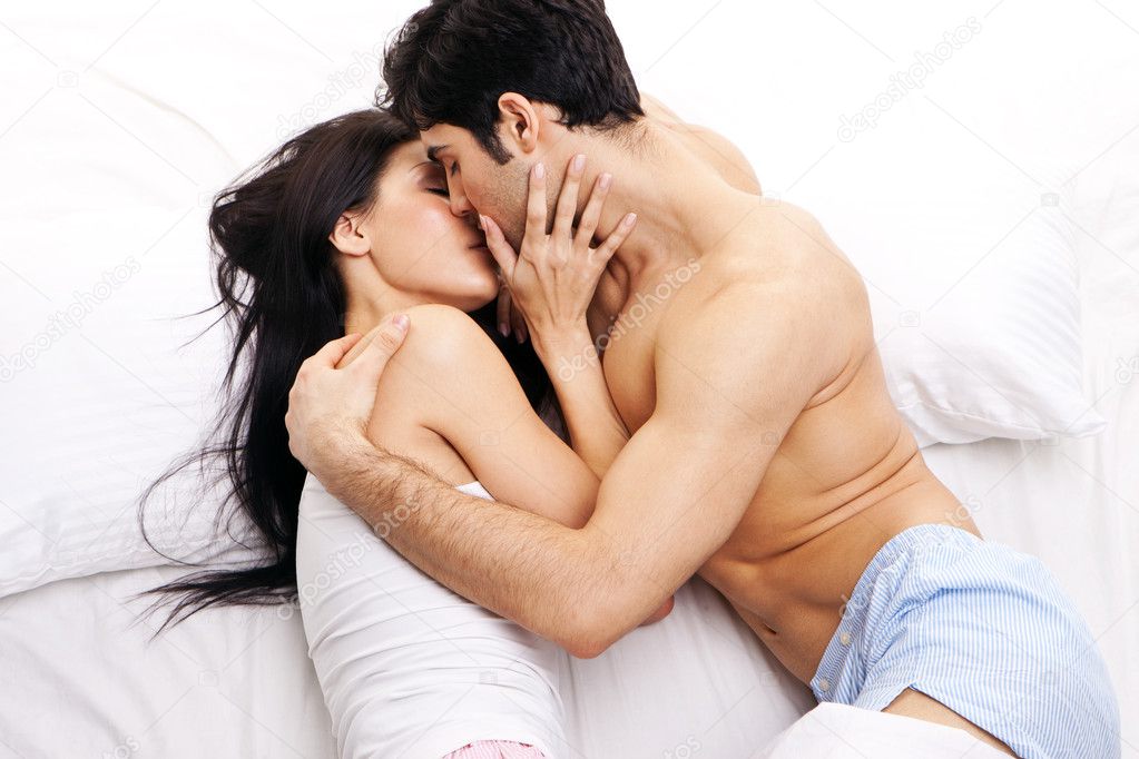 Красивая парочка занимается сексом на кровати