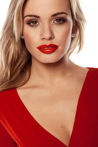 Verleidelijke blonde in rode jurk — Stockfoto