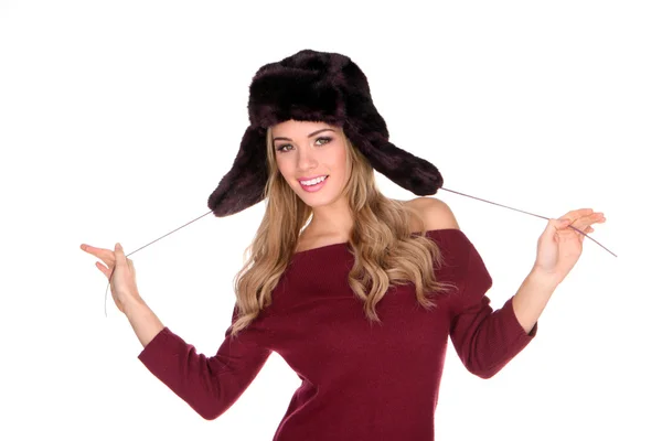 Jeune femme blonde ludique en chapeau d'hiver — Photo