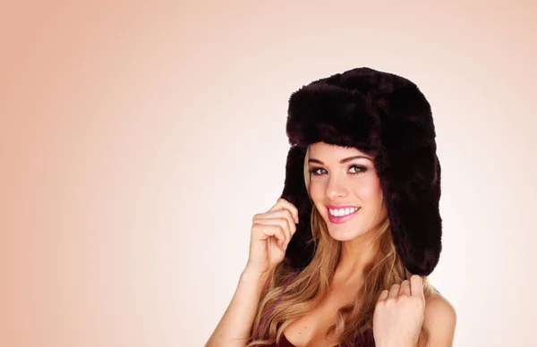 冬の帽子でかなり笑顔の女の子 — ストック写真
