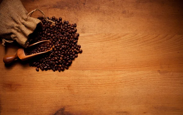 Geröstete Kaffeebohnen auf Holz — Stockfoto