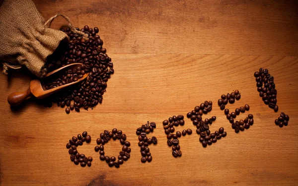 Frissen pörkölt kávé bab, kávé szöveg — Stock Fotó