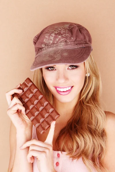 Όμορφη γυναίκα που κρατά σοκολάτα, τη θεραπεία — Φωτογραφία Αρχείου
