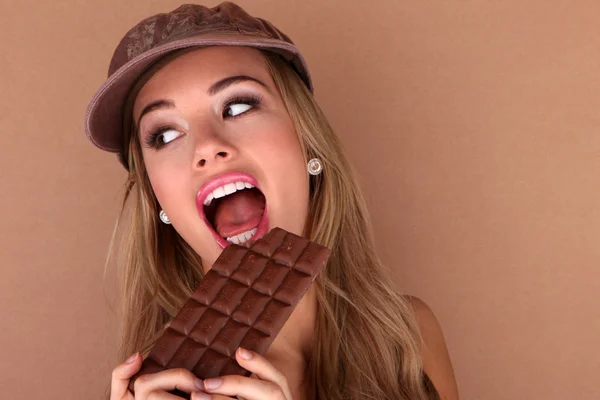 Όμορφη γυναίκα που δαγκώνει σε σοκολάτα — Φωτογραφία Αρχείου