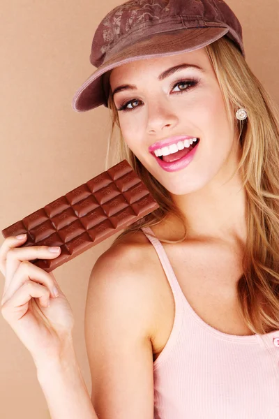 Ładna kobieta trzyma czekolada traktować — Zdjęcie stockowe