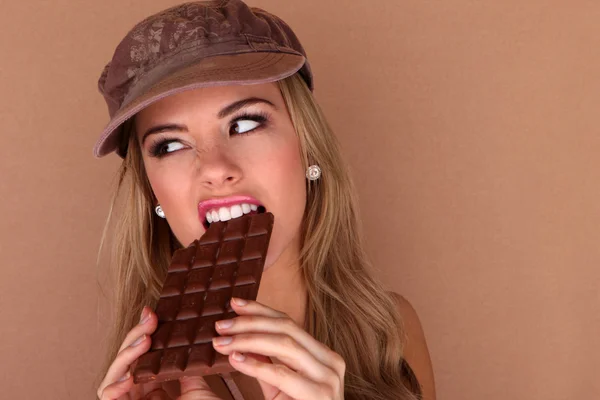 Όμορφη γυναίκα που δαγκώνει σε σοκολάτα — Φωτογραφία Αρχείου
