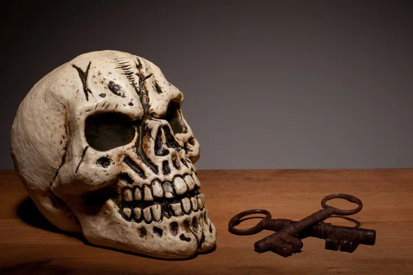 Crânio humano com chaves — Fotografia de Stock
