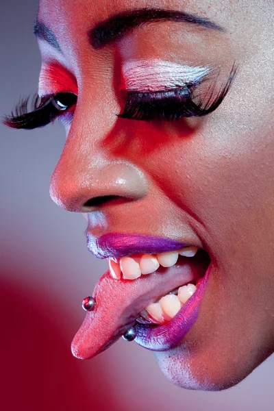 Afrikai modell Tongue Piercing — Stock Fotó