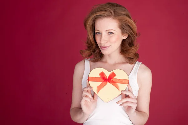 Lächelnde Frau mit Valentinstagsgeschenk — Stockfoto