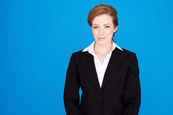 Улыбающаяся рыжая предпринимательница
