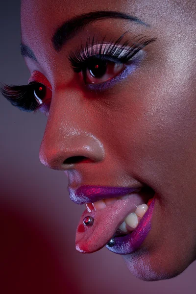 舌头穿孔的非洲女人 — 图库照片