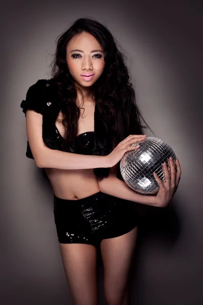 Menina sexy segurando uma bola de discoteca — Fotografia de Stock