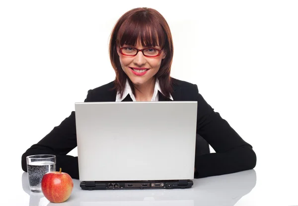 Friska affärskvinna med laptop — Stockfoto