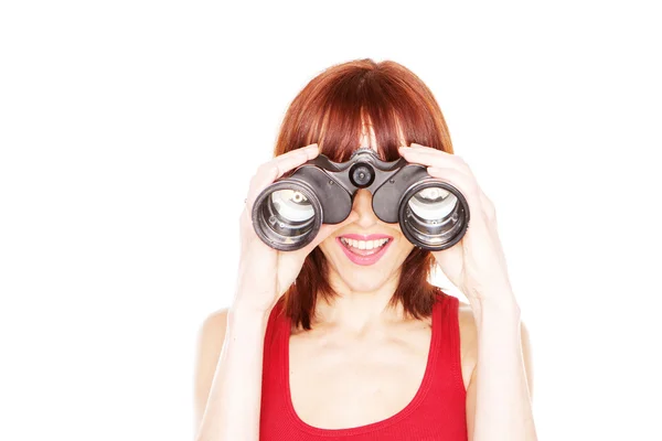 Mujer sonriente mirando a través de prismáticos — Foto de Stock