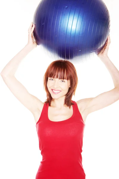Mujer sonriente sosteniendo la bola de pilates — Foto de Stock