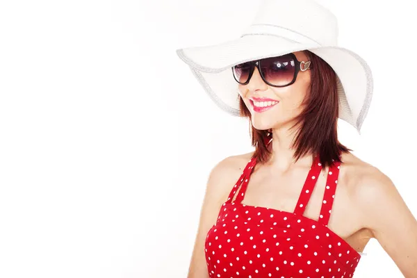 Gülümseyen kadın, şapka ve güneş gözlüğü — Stok fotoğraf