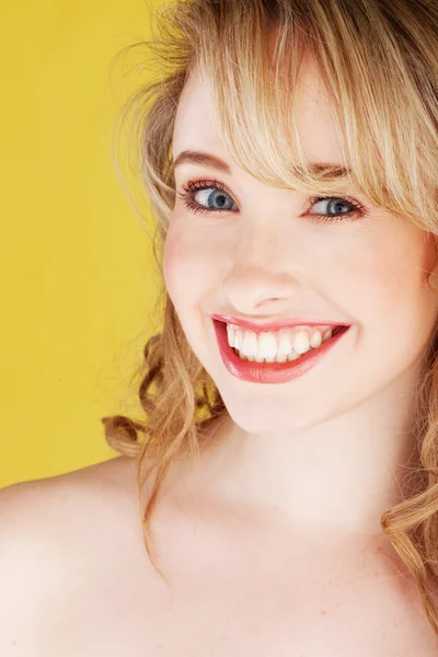 Szczegół portret uśmiechający się blondynka — Zdjęcie stockowe