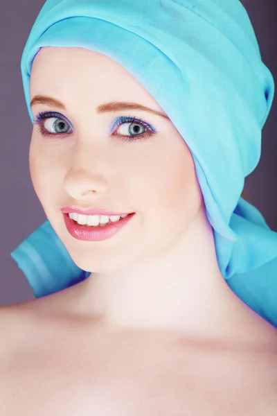 Niedliche Frau mit blauem Kopftuch — Stockfoto