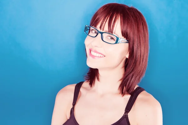 Усміхнена впевнена жінка в окулярах — стокове фото