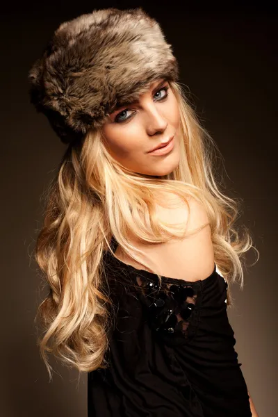 Femme blonde dans un chapeau de fourrure — Photo