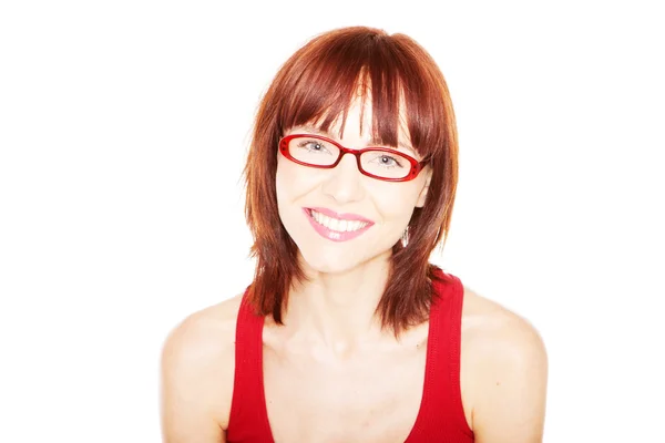 Жінка в червоному баку зверху і окулярах — стокове фото