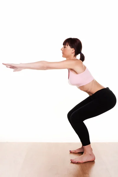 Donna che fa un esercizio squat — Foto Stock