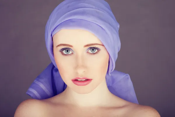 Женщина с голубой тканью обернутой вокруг головы — стоковое фото
