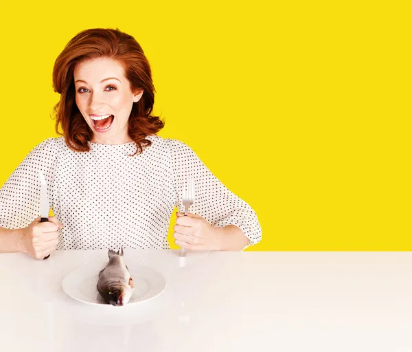 Studioaufnahme einer hungrigen Frau auf gelbem Hintergrund — Stockfoto