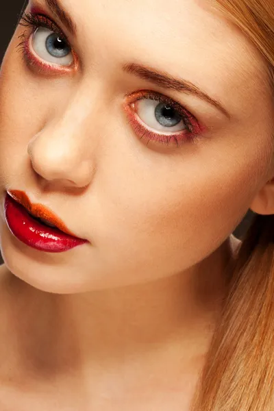 Bonita rubia con labios deliciosos — Foto de Stock