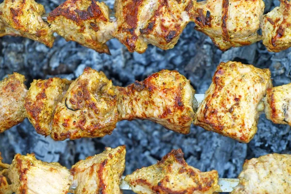 Shashlik är preparated på grill — Stockfoto