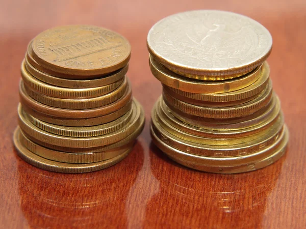 Две груды монет . — стоковое фото