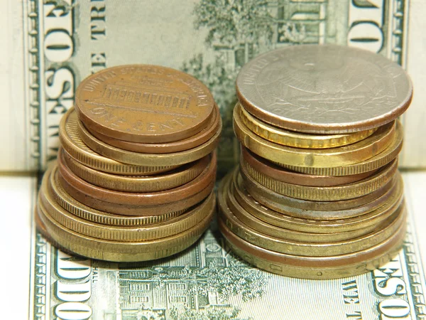 Пачки монет на долларовой купюре . — стоковое фото