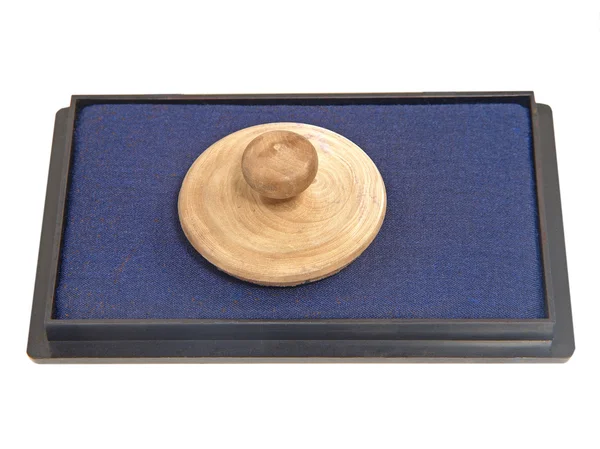 Vecchia pressa rotonda in legno e cuscinetto di inchiostro blu . — Foto Stock