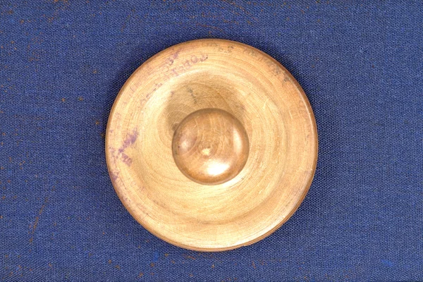 Vecchia pressa rotonda in legno su un cuscinetto di inchiostro blu . — Foto Stock