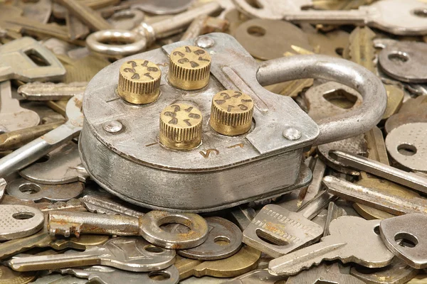 Metal lock and keys. — Stock Photo, Image