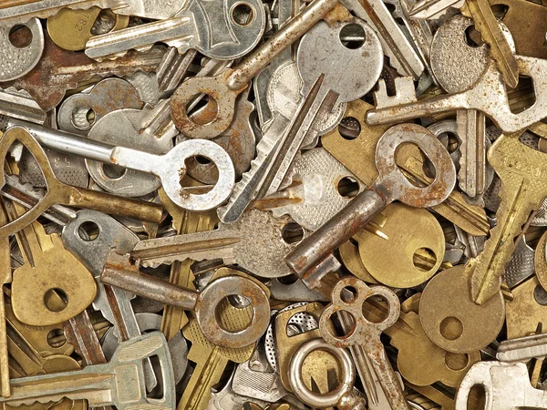 Mnoho starých kovových klíčů. — Stock fotografie