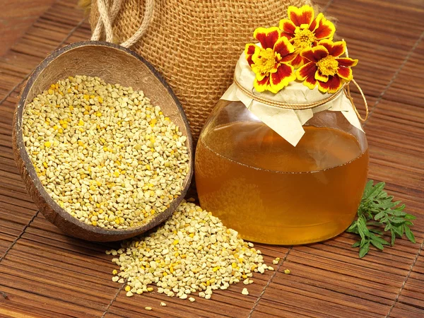 Pot honing, bloemen en stuifmeel. — Stockfoto
