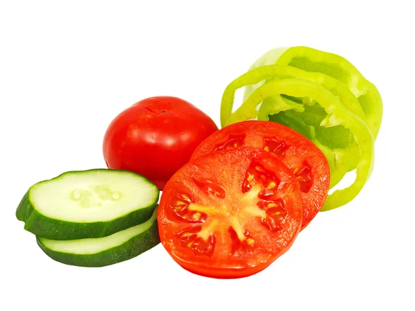 Pepino em fatias maduras, pimenta e tomatos.Isolado . — Fotografia de Stock