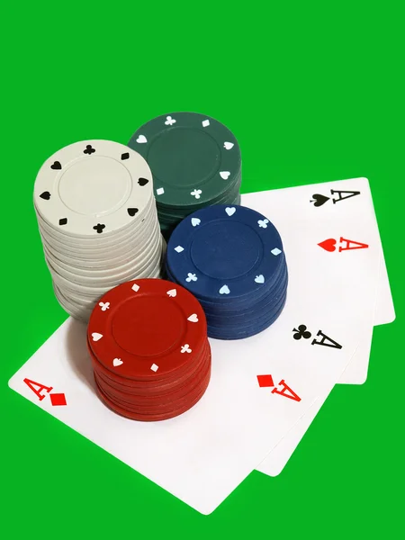 Kasino čipy a karty play. — Stock fotografie
