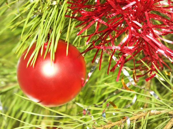 Κόκκινη Χριστουγεννιάτικη μπάλα. — Φωτογραφία Αρχείου