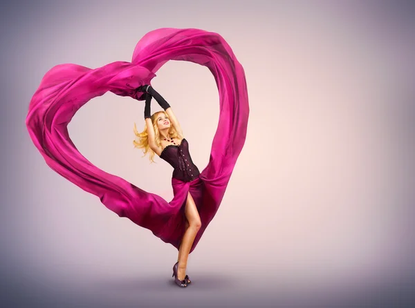 Ung kvinna med silk valentine hjärta — Stockfoto