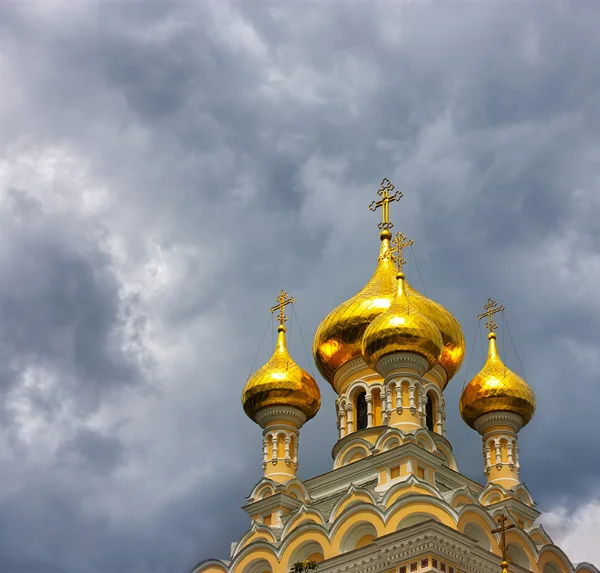 Cerkiew ze złotymi kopułami. — Zdjęcie stockowe