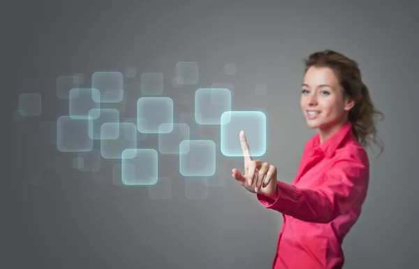 Frau drückt Tasten auf virtuellem Bildschirm — Stockfoto