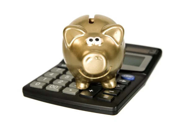 Piggybank dourado com calculadora — Fotografia de Stock