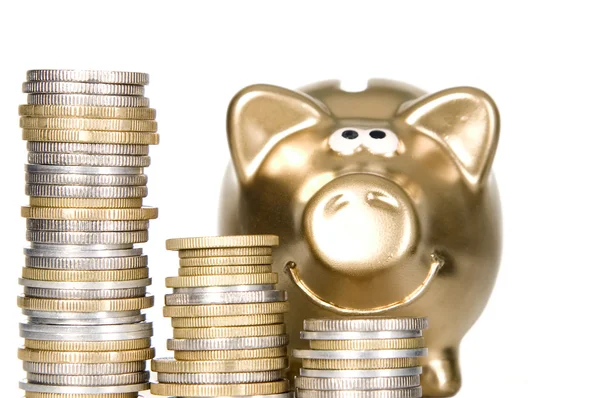 Piggybank dourado com dinheiro perto dele — Fotografia de Stock
